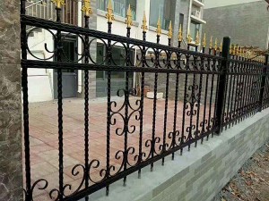 水泥墩子护栏到底选成品还是现场浇？价格规格差在哪